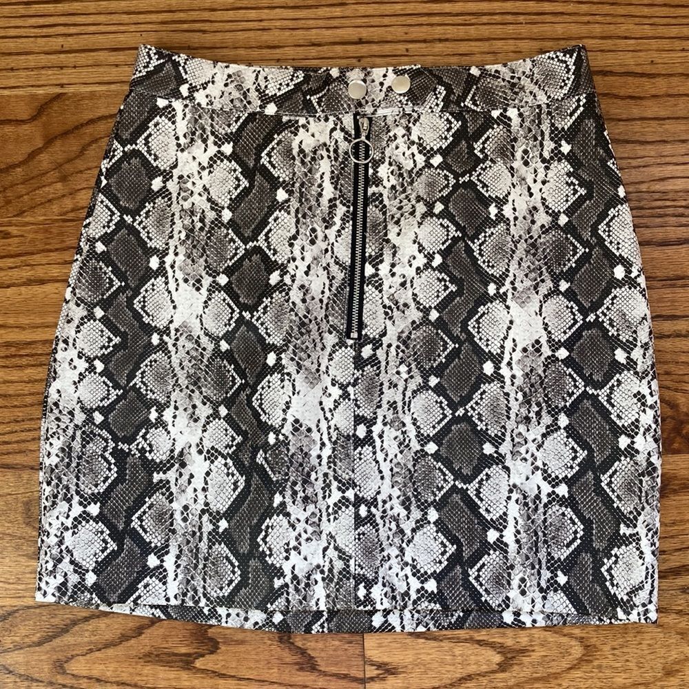 New Fashion Nova Kerry High Rise Mini Skirt Lined Snake Print Skirt Size M - Picture 4 of 9